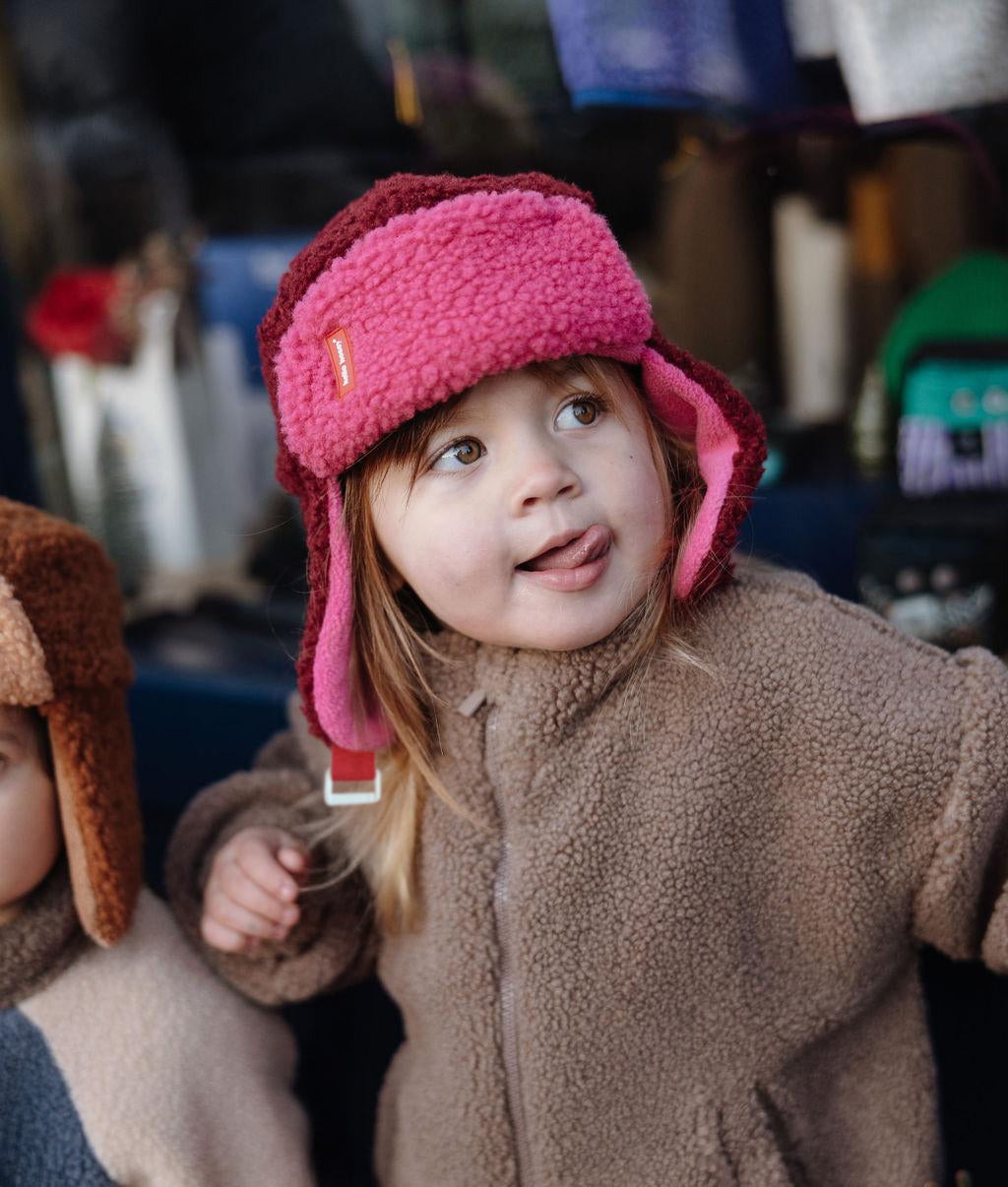 Bambino che indossa il colbacco bicolore Cozy Tara - vista frontale - foto lifestyle - Hello Hossy