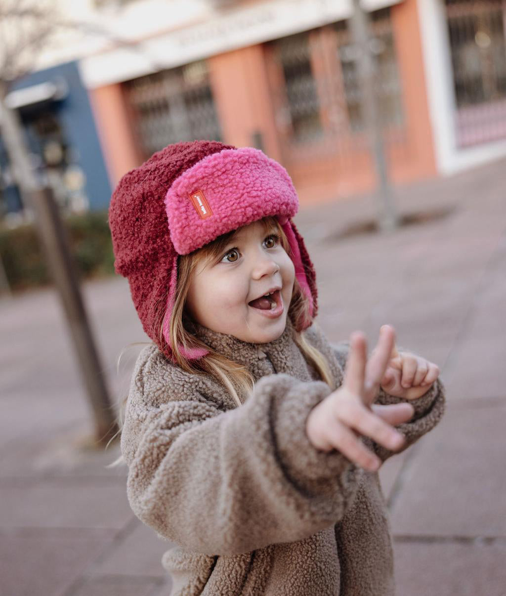 Bambina con il colbacco in sherpa bicolore Cozy Tara - vista a 3/4 - Hello Hossy