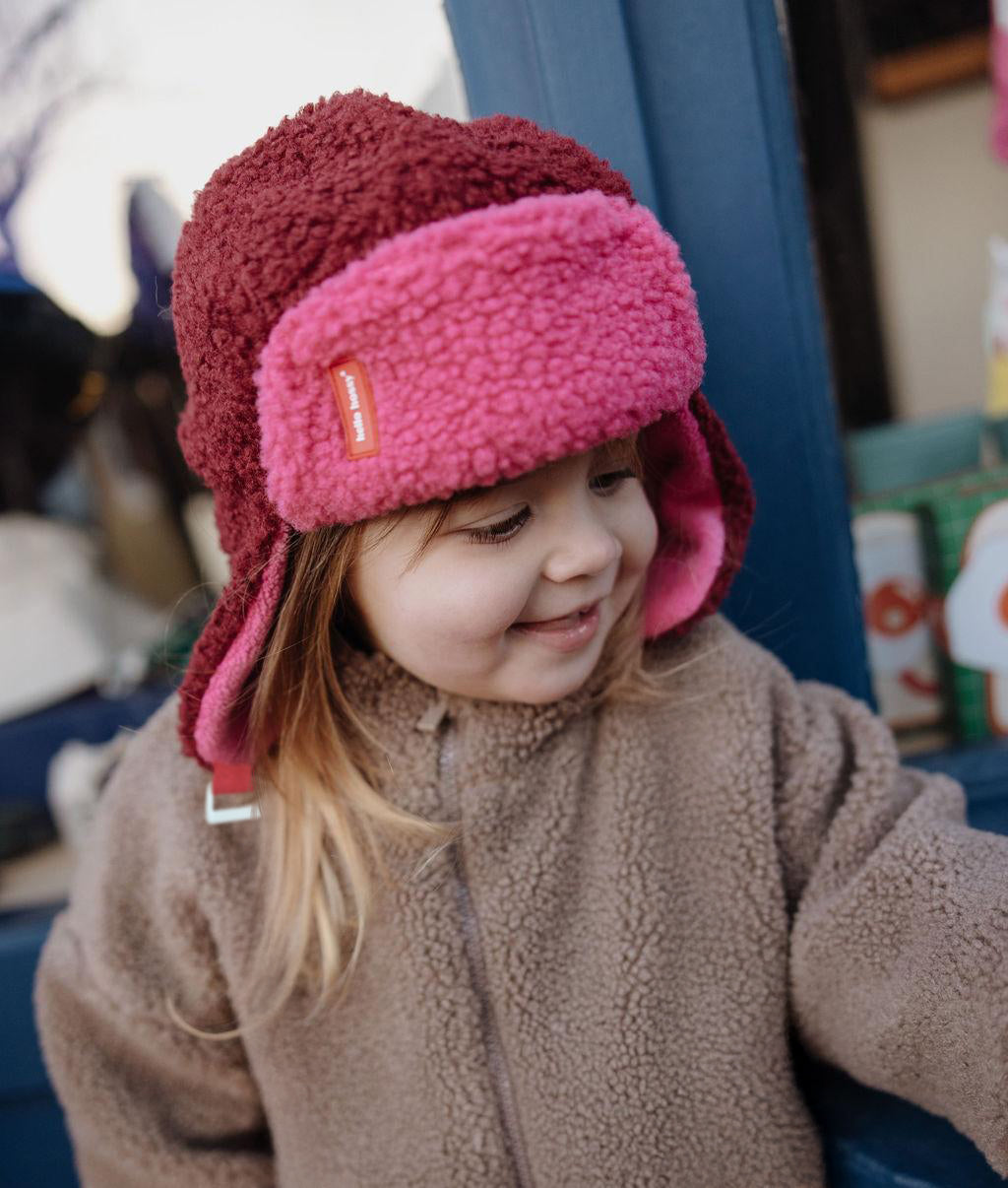 Bambina che indossa il colbacco bicolore Cozy Tara – foto lifestyle – Hello Hossy