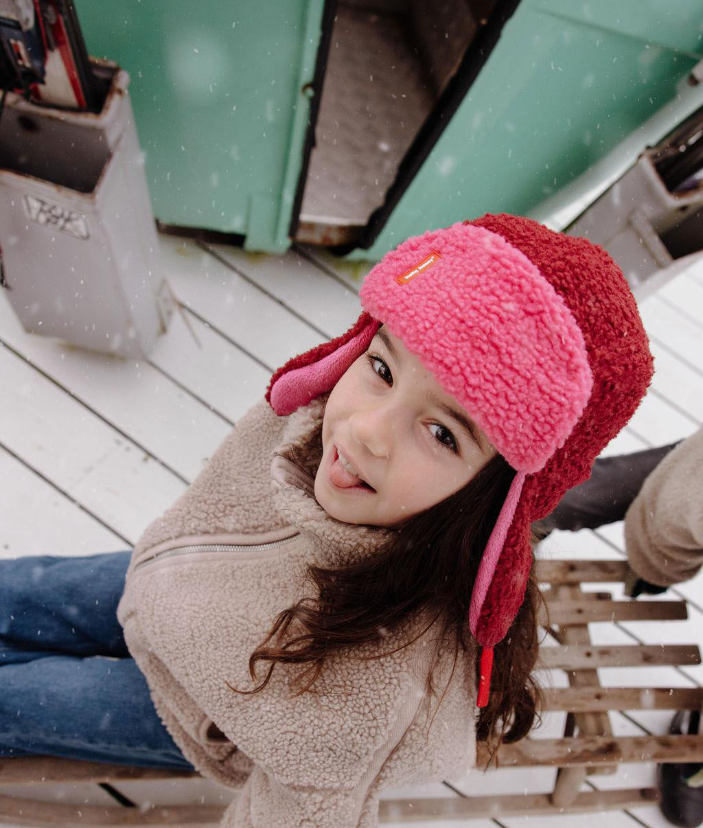 Colbacco in pile Cozy Tara indossato da una bambina – vista dall’alto – Hello Hossy
