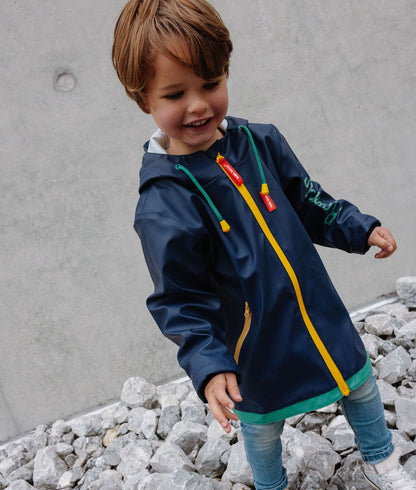 Bambino con giacca cerata impermeabile con cappuccio Night – foto lifestyle – Hello Hossy
