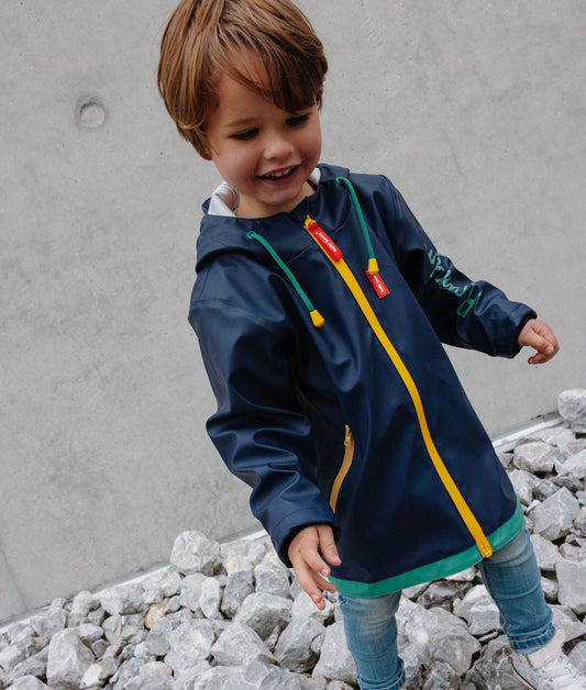 Bambino con giacca cerata impermeabile con cappuccio Night – foto lifestyle – Hello Hossy