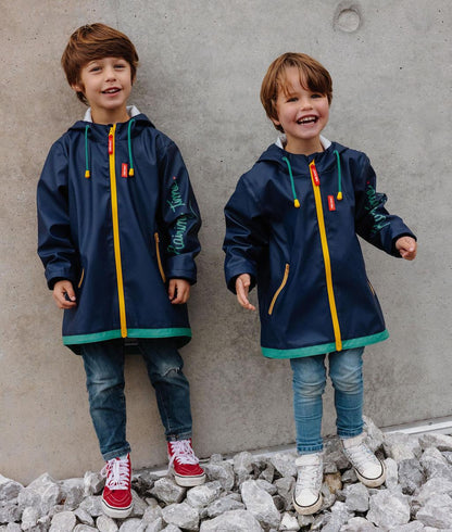 Duo di bambini con la giacca cerata impermeabile Night - vista frontale - foto lifestyle - Hello Hossy