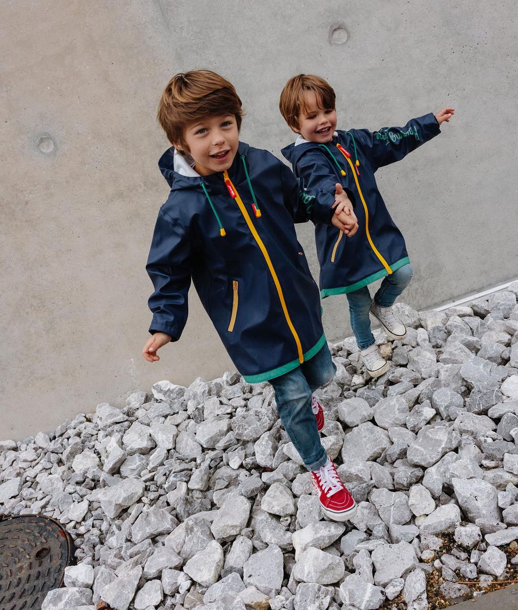 Giacca cerata con cappuccio Night indossata da due bambini - foto lifestyle - Hello Hossy