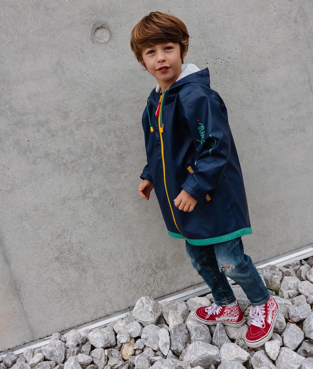 Giacca cerata impermeabile Night indossata da un bambino - vista a 3/4 - foto lifestyle – Hello Hossy