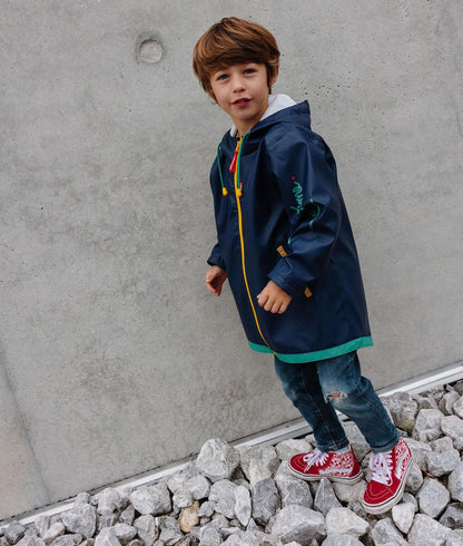 Giacca cerata impermeabile Night indossata da un bambino - vista a 3/4 - foto lifestyle – Hello Hossy