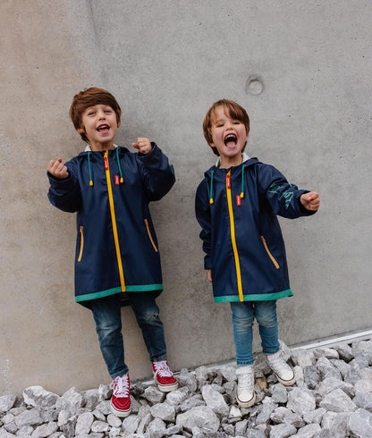 Due bambini con la giacca cerata impermeabile Night - foto lifestyle - Hello Hossy