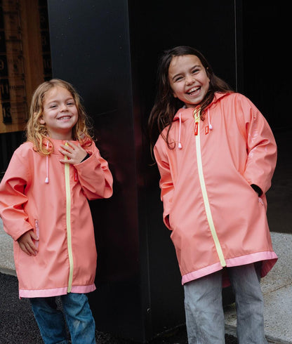 Duo di bambine con la giacca cerata impermeabile Pink - vista frontale - foto lifestyle - Hello Hossy