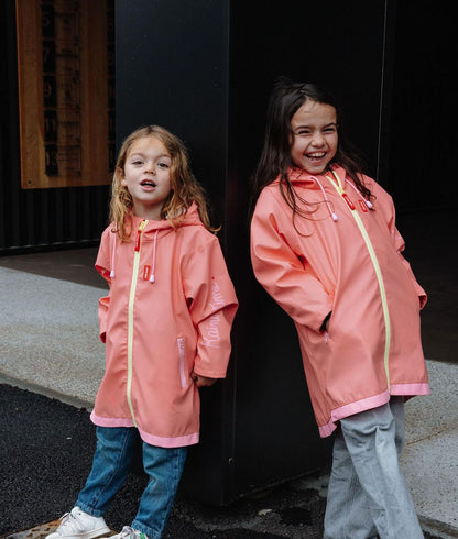 Giacca cerata con cappuccio Pink indossata da due bambine - foto lifestyle - Hello Hossy