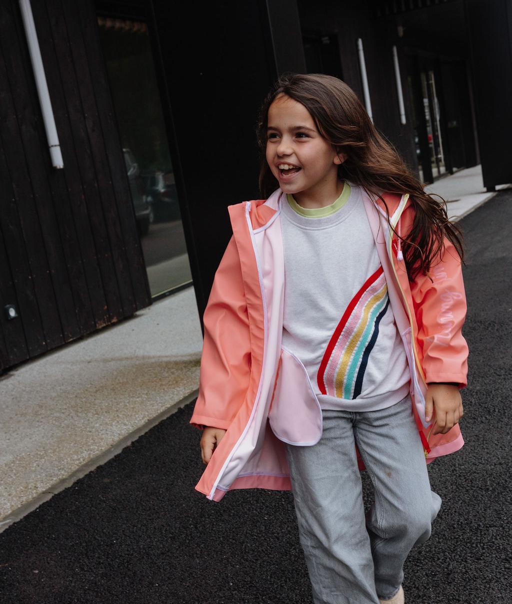 Bambina che indossa la giacca cerata impermeabile con cappuccio Pink, senza zip – foto lifestyle – Hello Hossy