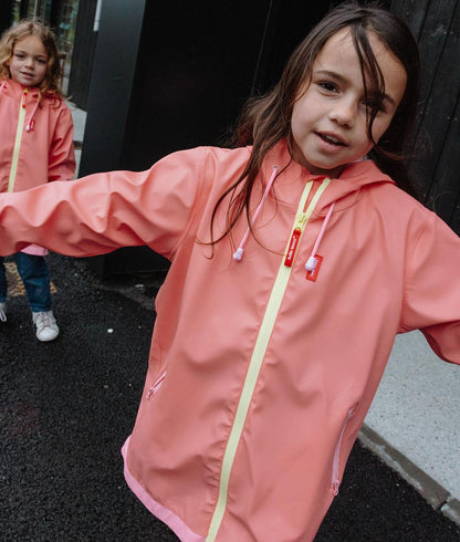 Due bambine con la giacca cerata impermeabile Pink - foto lifestyle - Hello Hossy