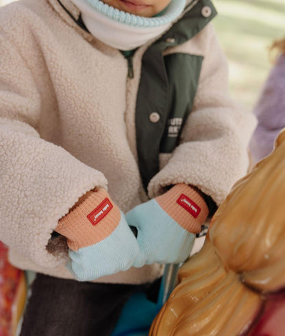 Bambino che indossa i guanti bicolore Handy Candy - foto lifestyle - Hello Hossy