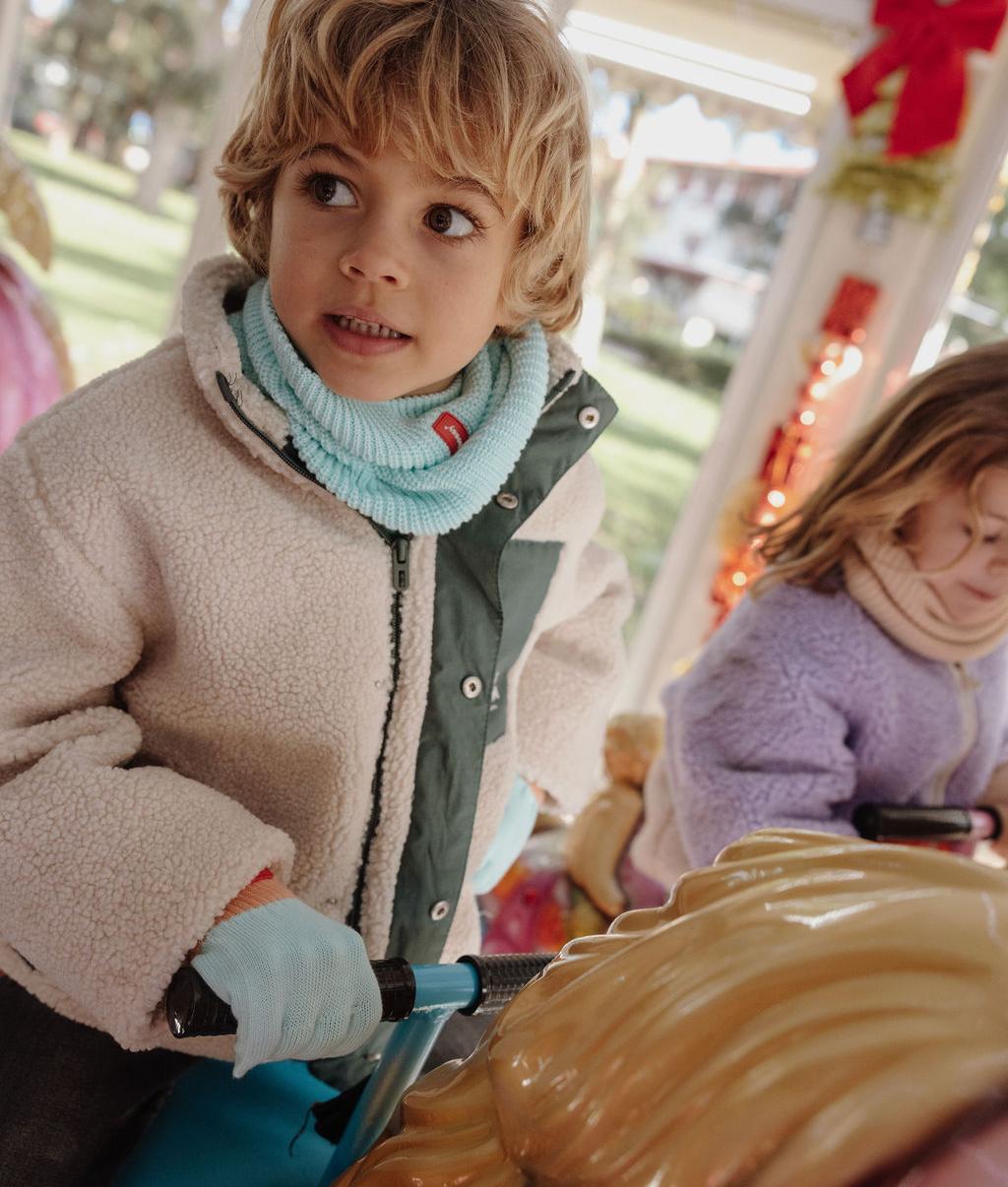 Guanti in maglia bicolore Handy Candy indossati da un bambino – foto lifestyle – Hello Hossy