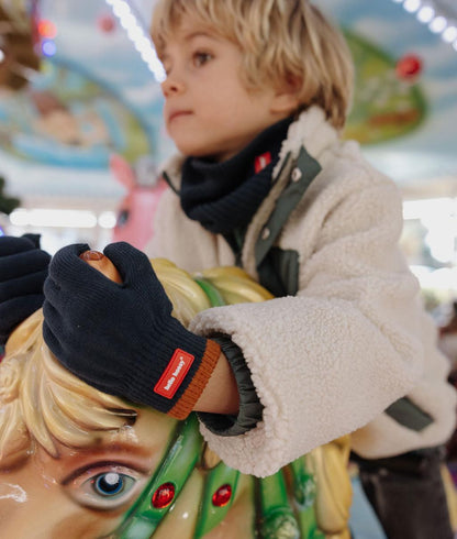 Guanti in maglia bicolore Handy Polo indossati da un bambino – foto lifestyle – Hello Hossy