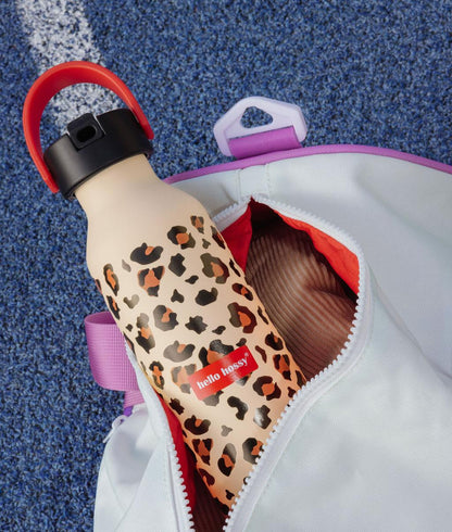 Borraccia per bambini beige con stampa leopard, tappo nero, manico rosso Hello Hossy