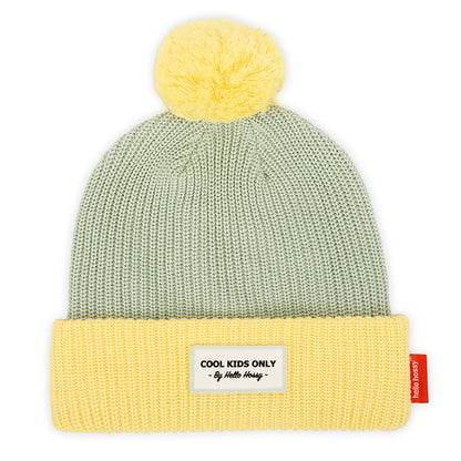 Berretto da bambino verde chiaro con bordo giallo, pompon giallo, etichetta ricamata Hello Hossy