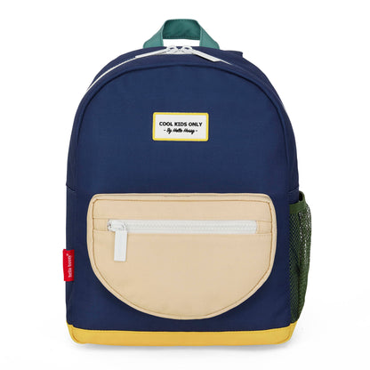 Zaino bambino blu con tasca beige, base gialla, rete verde, patch con testo Hello Hossy