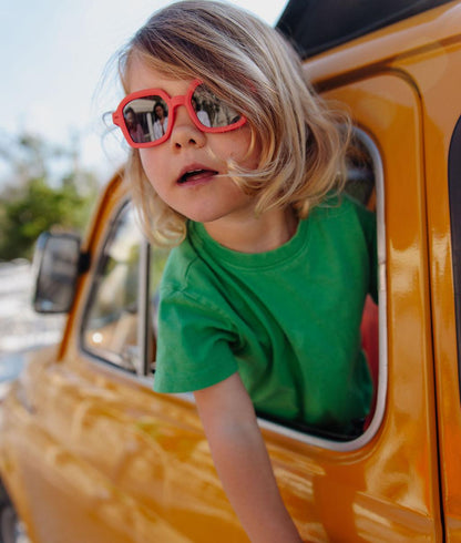 Occhiali da sole bambino rossi forma quadrata indossati Hello Hossy