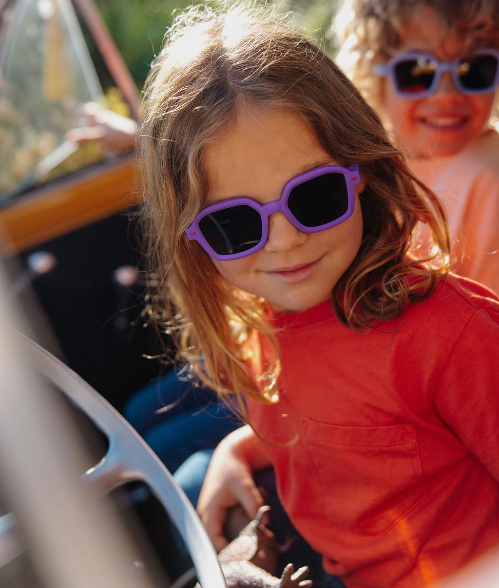 Occhiali da sole bambino viola forma quadrata indossati Hello Hossy