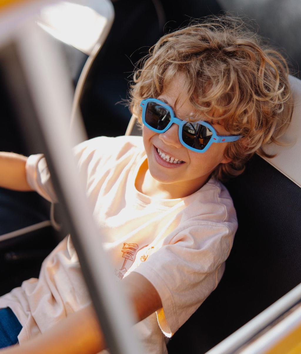 Bambino che indossa occhiali da sole blu forma quadrata montatura opaca Hello Hossy