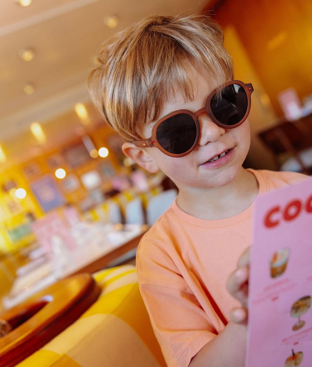 Bambino che indossa occhiali da sole bambino marrone forma arrotondata Hello Hossy