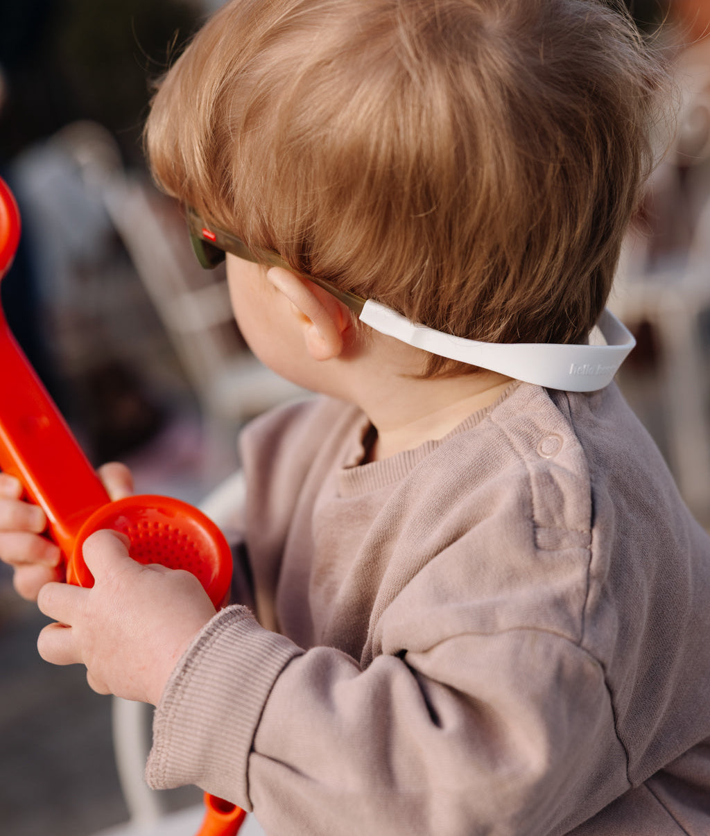 Occhiali da sole per bambini verdi, forma sport, cinturino posteriore bianco Hello Hossy