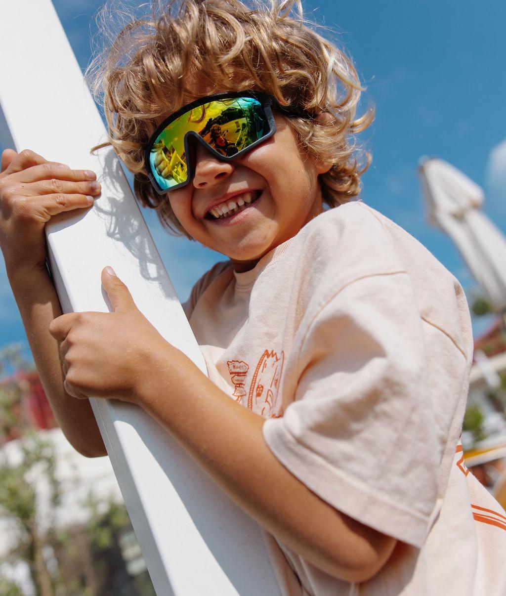 Occhiali da sole bambino nero forma sport lenti a specchio indossati Hello Hossy