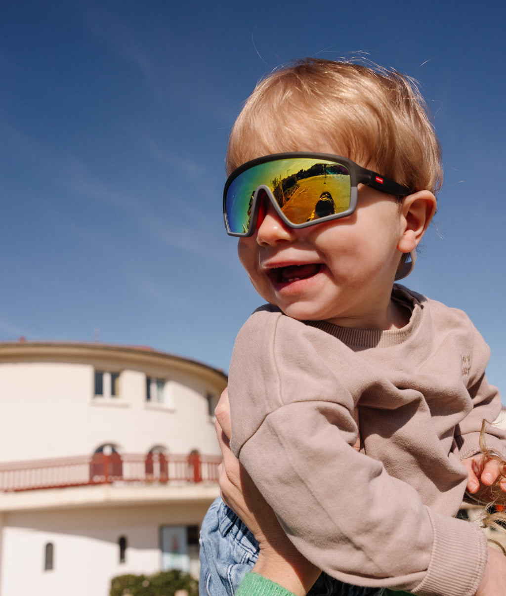 Occhiali da sole per bambini, forma sport, lenti a specchio multicolore, montatura nera Hello Hossy