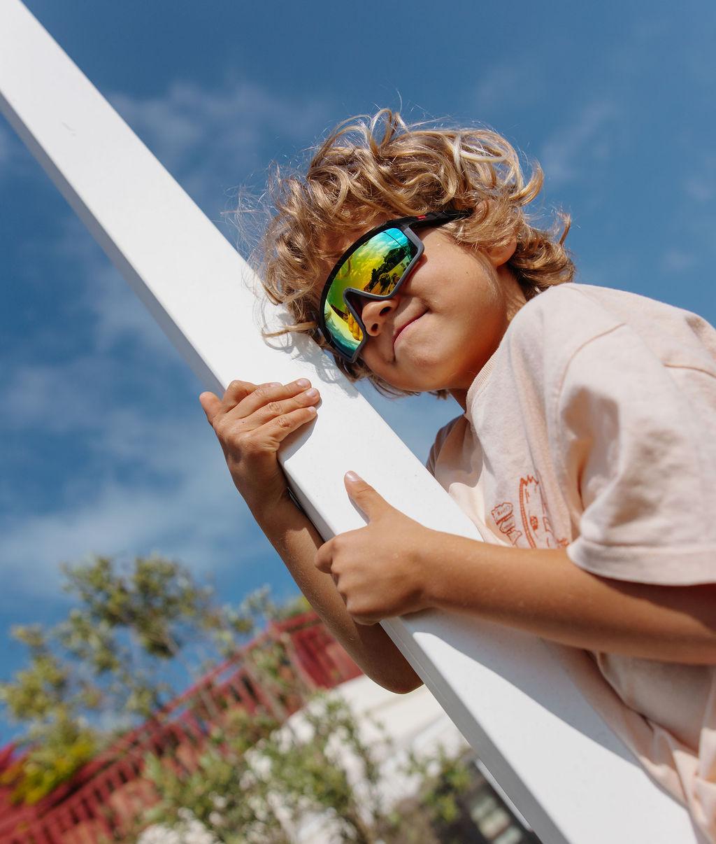 Occhiali da sole per bambini, forma sport, lenti a specchio multicolore, montatura nera Hello Hossy