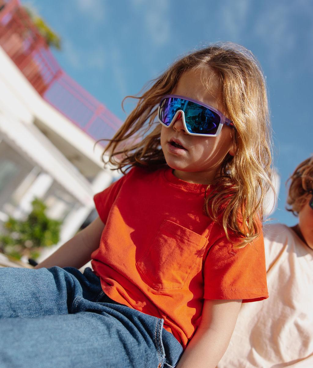 Occhiali da sole bambino viola bianco forma Sport a specchio indossati Hello Hossy