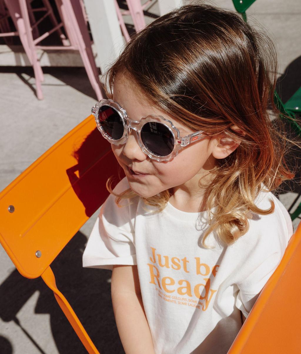 Bambino che indossa occhiali da sole bianco trasparente forma a fiore Hello Hossy