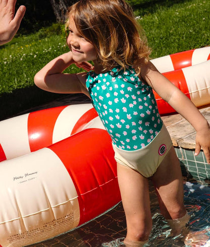 Costume da bagno bambina verde e giallo stampato a fiori, dettaglio patch Hello Hossy