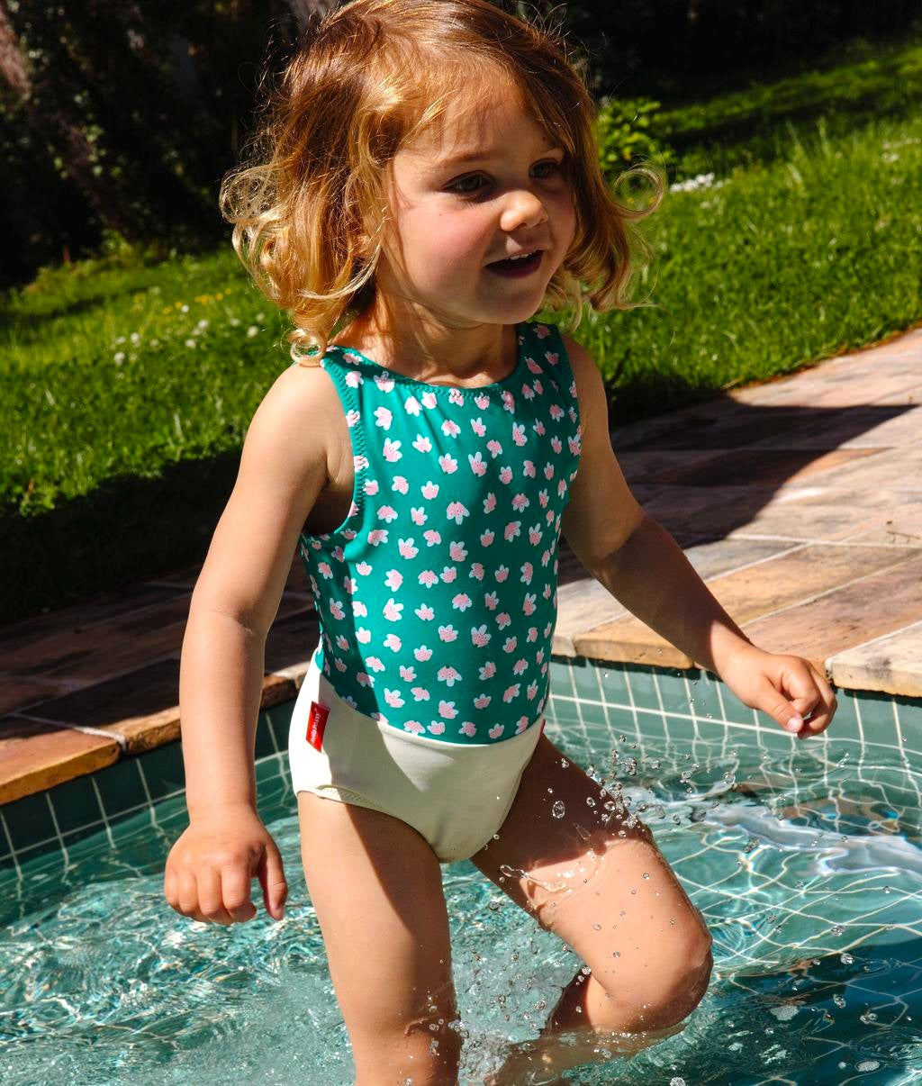 Costume da bagno bambina verde giallo rosa stampato con fiori Hello Hossy indossato