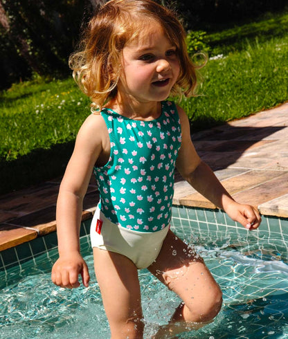 Costume da bagno bambina verde giallo rosa stampato con fiori Hello Hossy indossato
