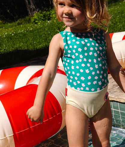 Costume da bagno bambina verde giallo rosa motivo a fiori indossato Hello Hossy