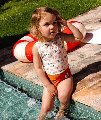 Costume da bagno bambina rosa arancione stampato fiori indossato Hello Hossy