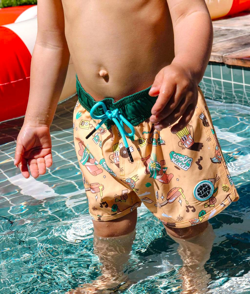 Costume da bagno da bambino color cammello e verde con motivo musica, patch rotonda Hello Hossy