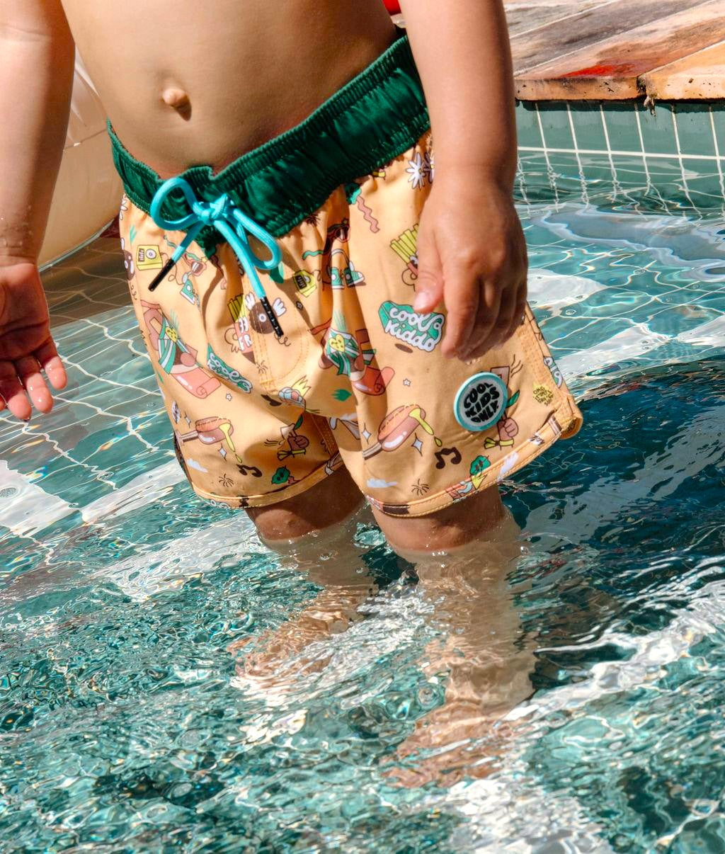 Costume da bagno bambino cammello e verde con stampa musica, patch rotondo Hello Hossy