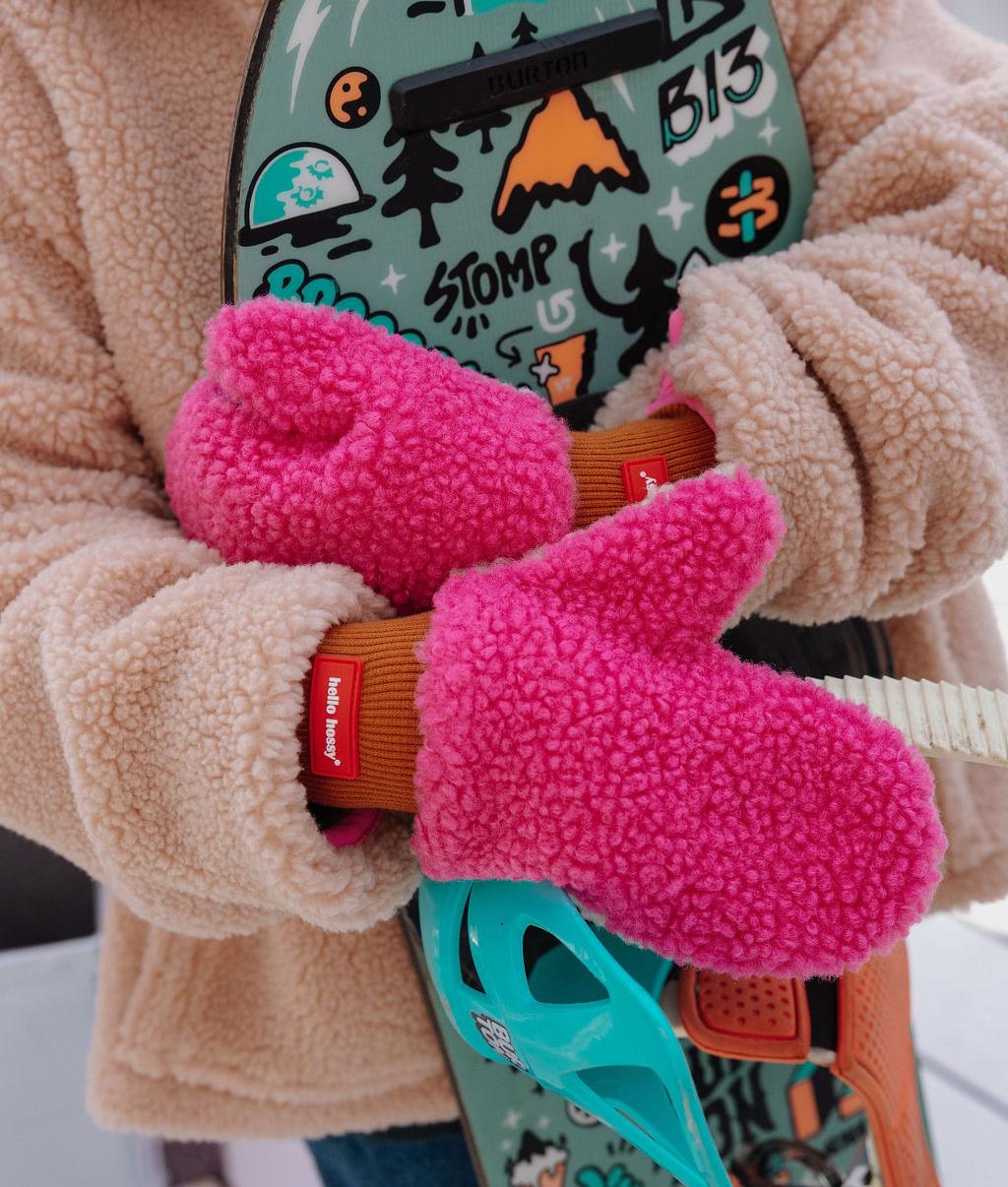 Muffole rosa per bambini effetto sherpa, dettaglio etichetta, Hello Hossy