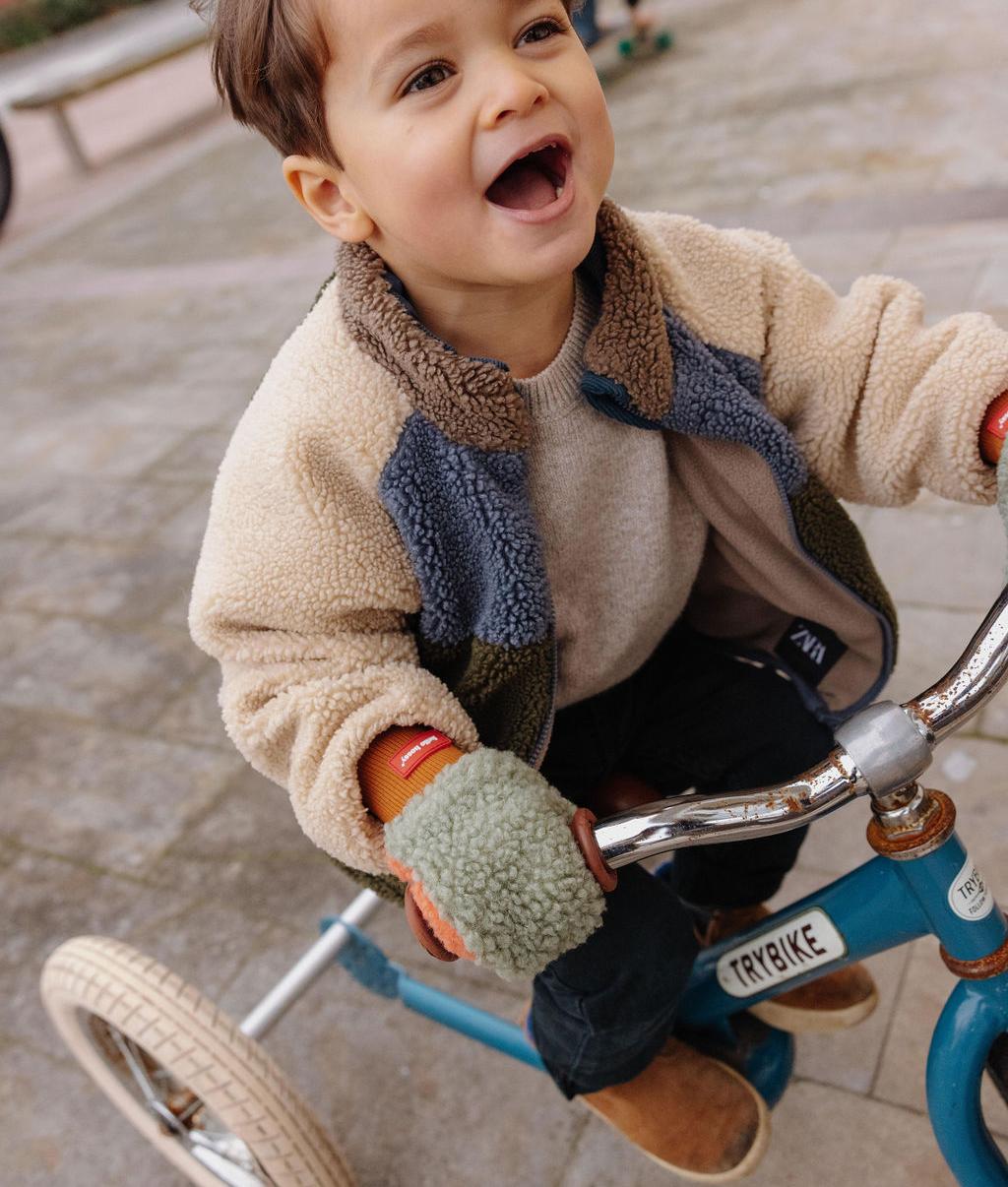 Bambino che indossa le muffole in pile bicolore Heaty Jim - foto lifestyle - Hello Hossy