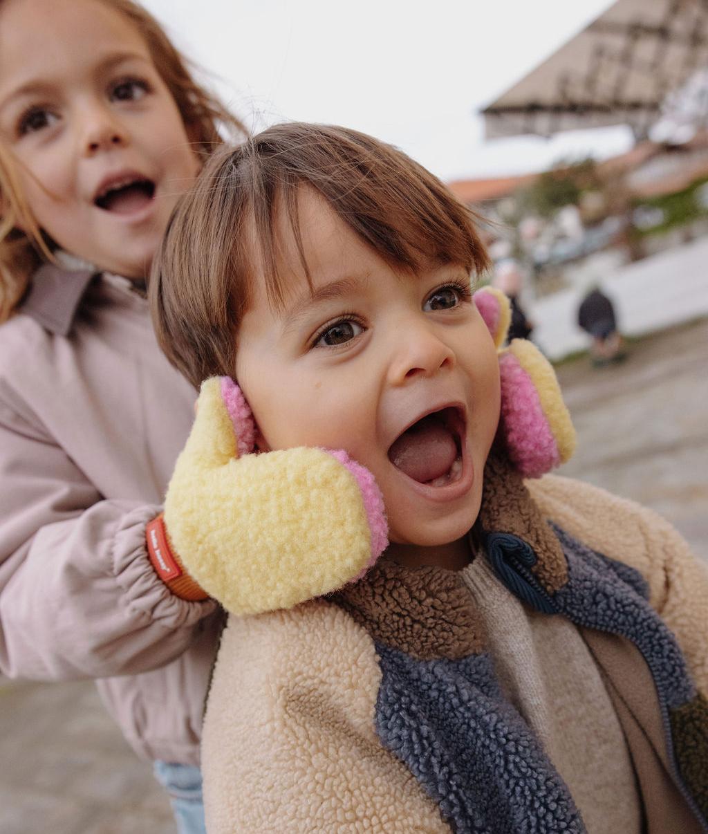 Muffole in sherpa bicolore Heaty Kira indossate da una bambina – foto lifestyle – Hello Hossy