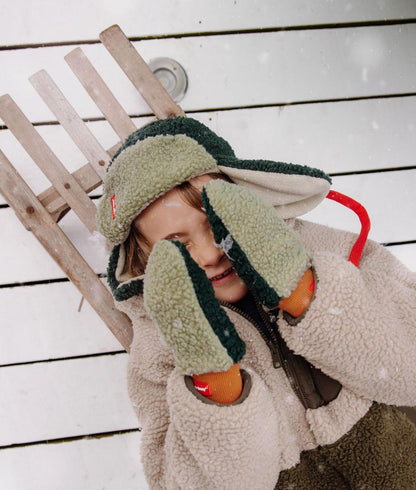 Muffole in sherpa bicolore Heaty Neo indossate da un bambino – foto lifestyle – Hello Hossy