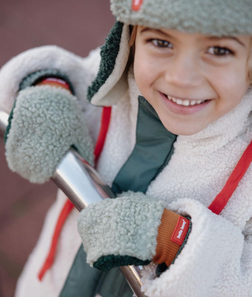 Bambino che indossa le muffole in pile Bicolore Heaty Neo - foto lifestyle - Hello Hossy