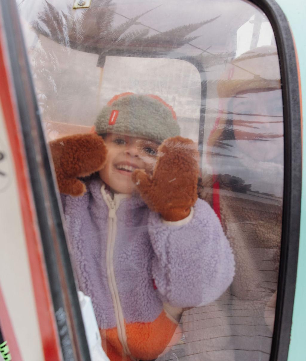 Muffole in sherpa bicolore Heaty Sven indossate da una bambina – foto lifestyle – Hello Hossy