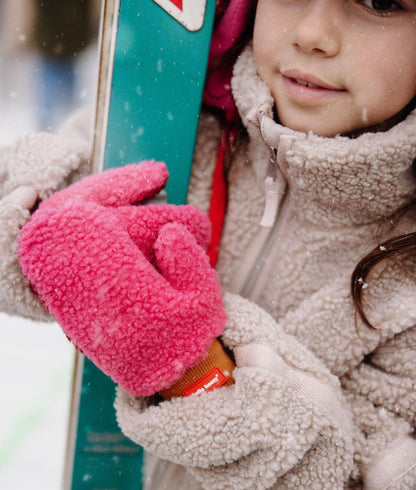Bambina con muffole in pile bicolore Heaty Tara - foto lifestyle - Hello Hossy