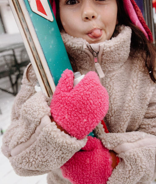 Muffole in sherpa bicolore Heaty Tara indossate da una bambina – foto lifestyle – Hello Hossy