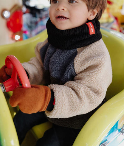 Muffole in maglia bicolore Hotty Blacky indossate da un bambino – foto lifestyle – Hello Hossy