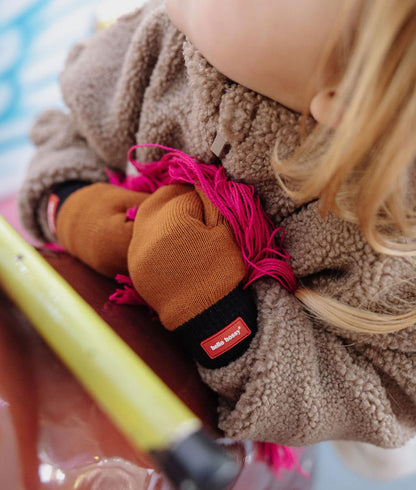 Bambina con muffole in pile bicolore Hotty Blacky - foto lifestyle - Hello Hossy