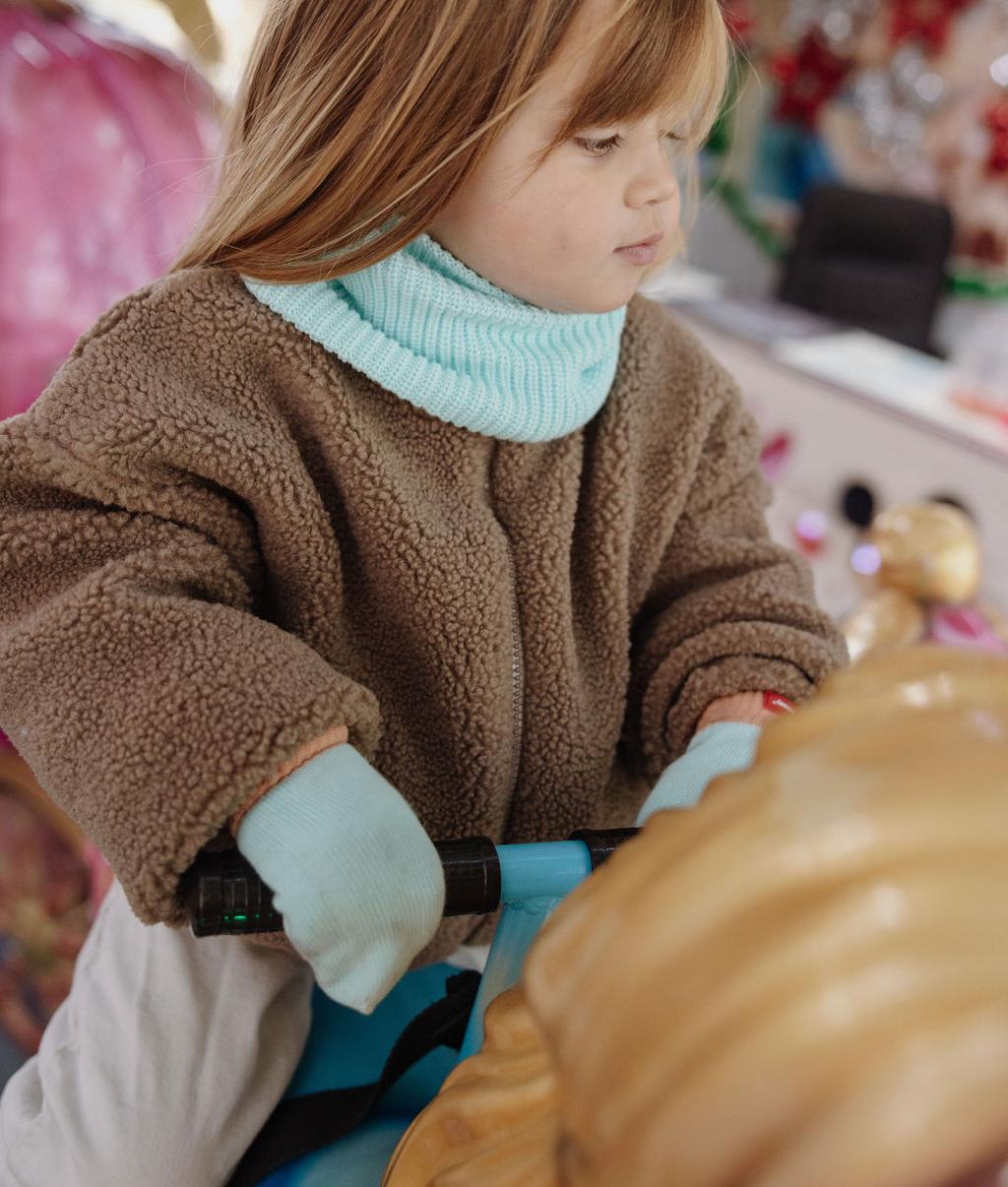 Muffole in maglia bicolore Hotty Candy indossate da una bimba – foto lifestyle – Hello Hossy