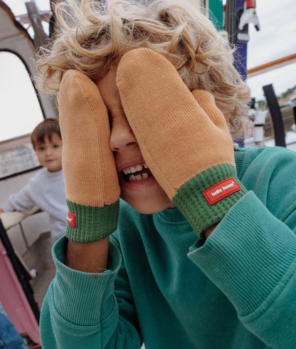 Muffole bambino cammello bordo verde etichetta rossa Hello Hossy